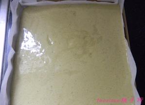 将搅拌好的蛋糕糊倒入铺好油纸的烤盘里，并将烤盘震几下，将蛋糕糊里的气泡震碎，入提前预热的烤箱中，190度，17分钟即可；