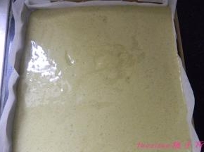 将搅拌好的蛋糕糊倒入铺好油纸的烤盘里，并将烤盘震几下，将蛋糕糊里的气泡震碎，入提前预热的烤箱中，190度，17分钟即可；