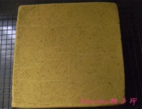 烤好的蛋糕取出后，从烤盘中移出来，放在晾架上，趁热将油纸慢慢揭下来；