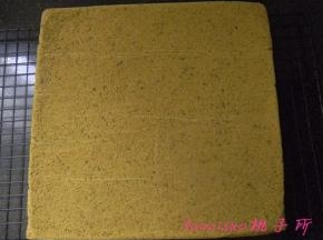 烤好的蛋糕取出后，从烤盘中移出来，放在晾架上，趁热将油纸慢慢揭下来；