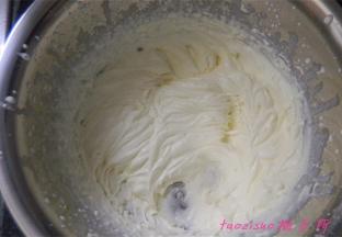 将淡奶油和砂糖放入打蛋盆里，用打蛋器打至七八分即可；