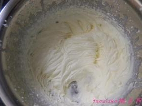 将淡奶油和砂糖放入打蛋盆里，用打蛋器打至七八分即可；