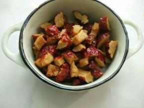 红枣剪成小丁备用。