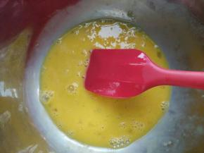 鸡蛋磕入容器搅匀