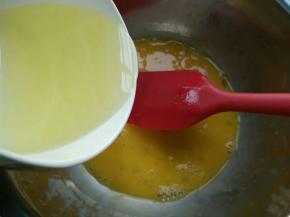 倒入植物油。