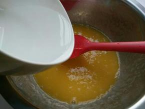 加入清水充分搅匀。