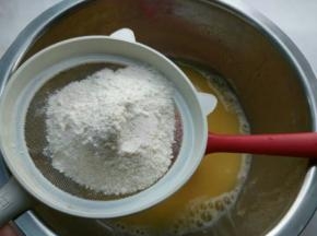 筛入预拌粉。