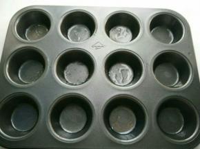 模具抹上少许植物油防粘。