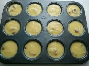 用勺子将面糊打入模具至9分满。