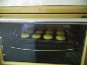 放入预热190度烤箱，中层烤25分钟至表面金黄色即可。（具体时间根据自家烤箱脾气来调整）