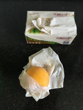 3.用纸巾吸干表面水份；