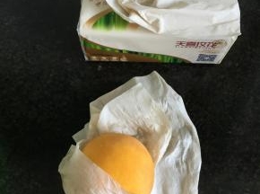 3.用纸巾吸干表面水份；