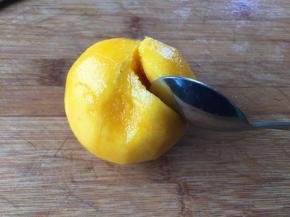 5.用勺子抠出果肉；