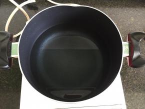 7.锅内倒入水；