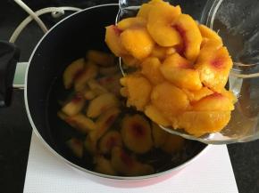 9.倒入黄桃果肉；