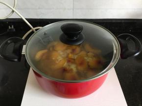 11.盖上锅盖将水煮开；