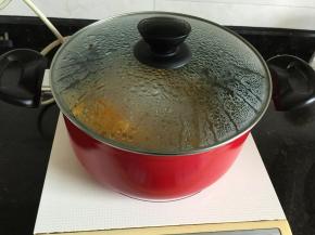 13.继续煮15分钟即可，冷却后放进冰箱冷藏味道更佳；