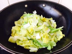 把白菜煸炒成软塌塌的状态，盛盘备用，
尽量