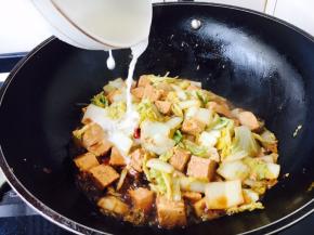 倒入适量的水淀粉勾芡