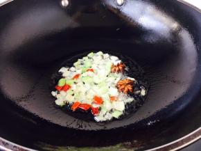 放入葱花和干辣椒段