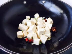 放入豆腐
