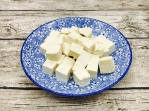 把豆腐切成块