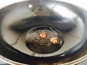 锅里放适量的油，放入八角爆香。