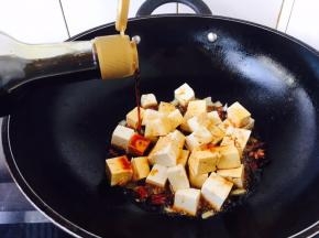 倒入生抽和老抽
