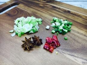 葱切成葱花，辣椒切成小段，小香葱切成圈。