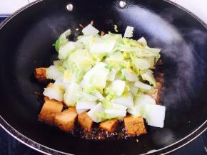 然后放入煸炒好的白菜