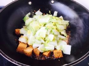 然后放入煸炒好的白菜