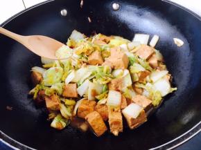 放入少许鸡精调味