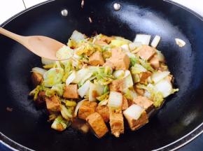 放入少许鸡精调味