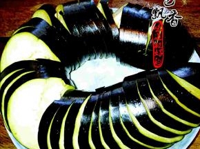 将长茄子洗净，切成片，正反面直刀切，底部不切断，成蓑衣状