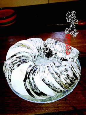 茄子身上沾干淀粉，抖掉多余的淀粉