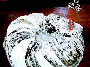 茄子身上沾干淀粉，抖掉多余的淀粉