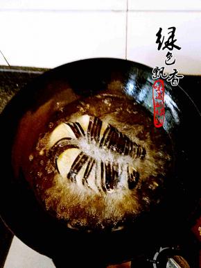 坐锅倒油，油温五六成热，放入油锅炸