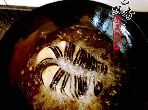 坐锅倒油，油温五六成热，放入油锅炸