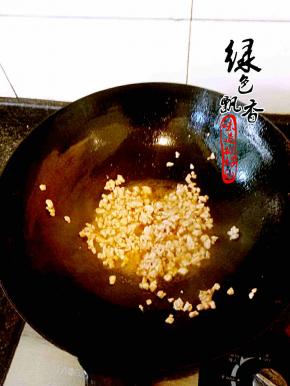 锅中留少许油，煸炒肉末，炒至肉末变色