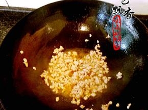 锅中留少许油，煸炒肉末，炒至肉末变色