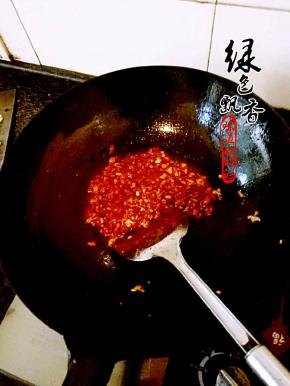 肉末变色，加入郫县豆瓣酱，番茄酱，煸炒出红油，放入葱姜蒜末，煸香
