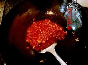 肉末变色，加入郫县豆瓣酱，番茄酱，煸炒出红油，放入葱姜蒜末，煸香
