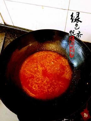 加入适量开水，（预计不超出茄子），加入糖，醋，生抽，料酒