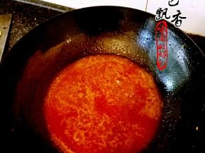 加入适量开水，（预计不超出茄子），加入糖，醋，生抽，料酒