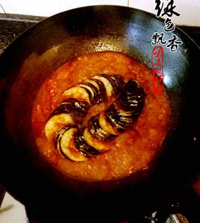 锅开，放入茄子，小火烧制5分钟