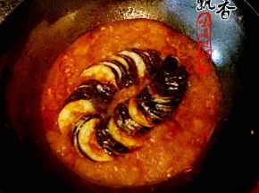 锅开，放入茄子，小火烧制5分钟