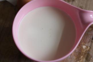 把奶油，牛奶，细砂糖倒进咱碗里，用手动打蛋器搅拌均匀，砂糖融化。砂糖完全融化后，加入分离的蛋黄，搅拌洛均匀。天冷时可以进微波炉叮二十秒，加速融化。