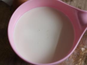 把奶油，牛奶，细砂糖倒进咱碗里，用手动打蛋器搅拌均匀，砂糖融化。砂糖完全融化后，加入分离的蛋黄，搅拌洛均匀。天冷时可以进微波炉叮二十秒，加速融化。