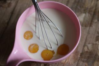 加入蛋黄（加入蛋黄时必须确定液体是凉的，防止烫熟蛋黄），用手动打蛋器搅拌均匀。我做的是方子两倍量。