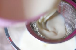 我用漏网过滤一遍，也可以省略这步，要想烤出来的蛋挞嫩点，最好过滤。